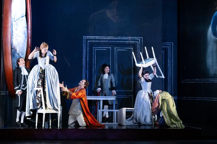 Det går voldsomt for sig, når de to unge mænd i operaen forsøger at forføre hinandens kærester  og lykkes med det. Foto: Miklos Szabo