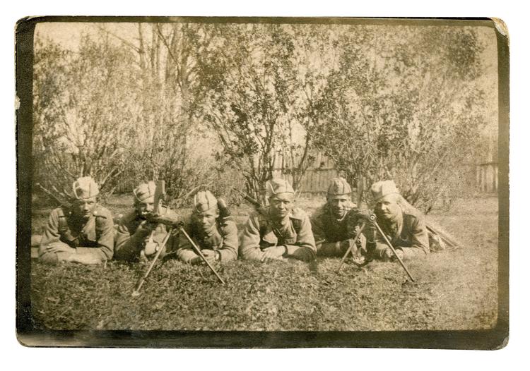 En lille gruppe frivillige efter den første træning i Estland. De frivillige havde fået britiske uniformer, men var udstyret med det meget effektive lette dansk Madsen-maskingevær. Foto fra bogen.  