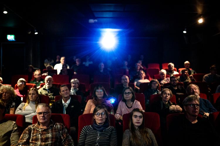 Tirsdag aften kunne man i Valby Kino og over 200 andre steder i landet komme til foredrag på Aarhus Universitet om hvordan is og vand har formet Danmark. De naturvidenskabelige forskere streamer deres opdagelser til Danmark, Færøerne og Grønland.   Foto: Jens Hartmann Schmidt/POLFOTO