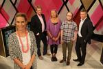 Tre deltagere dyster på skift om at vide mest om antikviteter og gelejdes igennem konkurrencen af værten Louise Sloth, mens auktionsmanden Kasper Nielsen kommer med kloge indspark.  Foto: Conny Kaalund O'Carroll