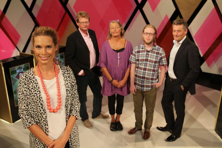 Tre deltagere dyster på skift om at vide mest om antikviteter og gelejdes igennem konkurrencen af værten Louise Sloth, mens auktionsmanden Kasper Nielsen kommer med kloge indspark.  Foto: Conny Kaalund O'Carroll