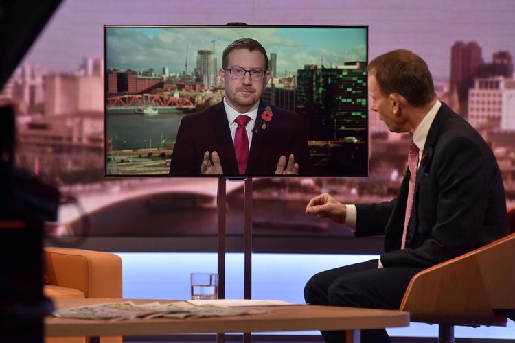 Ny rapport kritiserer det britiske public service-medie BBC for i sin journalistik at forsømme at kalde en løgn for en løgn og ligestille udsagn, selv om nogle af dem er usaglige. Her ses værten Andrew Marr fra søndagstalkshowet 'The Andrew Marr Show' på BBC One. Foto: Jeff Overs/bbc/Ritzau Scanpix