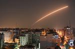Himlen over Gaza by oplyses af et israelsk missil, der skal standse raketter fra  Islamisk Jihad. 

   Foto: Bashar Taleb/Ritzau Scanpix