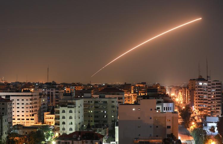 Himlen over Gaza by oplyses af et israelsk missil, der skal standse raketter fra  Islamisk Jihad. 

   Foto: Bashar Taleb/Ritzau Scanpix
