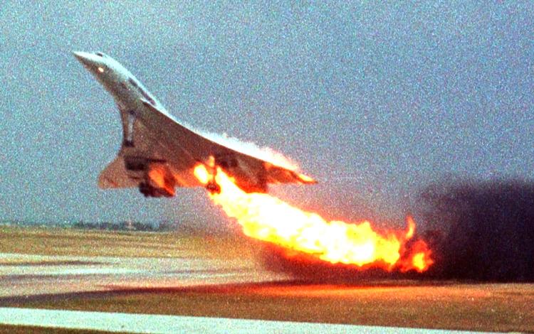 Det franske Concordefly brød i brand, da det ramte en tabt flydel på startbanen. Ulykken i juli 2000 førte til, at de avancerede fly blev taget ud af drift. Foto: Toshihiko Sato/Ritzau Scanpix