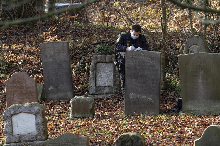 Politiet undersøger gravstene på Østre Kirkegård i Randers. Flere end 80 gravsten blev i weekenden malet med grøn graffiti, og enkelte gravsten var væltet på gravpladsen.
   Foto: Bo Amstrup/Ritzau Scanpix