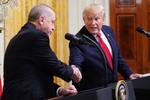 Den amerikanske præsident, Donald Trump, trykker hånd med Tyrkiets præsident, Recep Tayyip Erdogan under en fælles pressekonference i Det Hvide Hus.  Foto: Mandel Ngan/Ritzau Scanpix