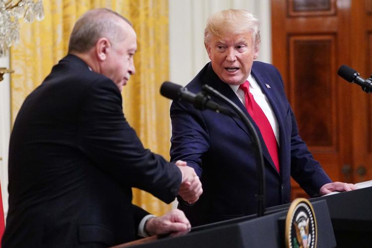 Den amerikanske præsident, Donald Trump, trykker hånd med Tyrkiets præsident, Recep Tayyip Erdogan under en fælles pressekonference i Det Hvide Hus.  Foto: Mandel Ngan/Ritzau Scanpix