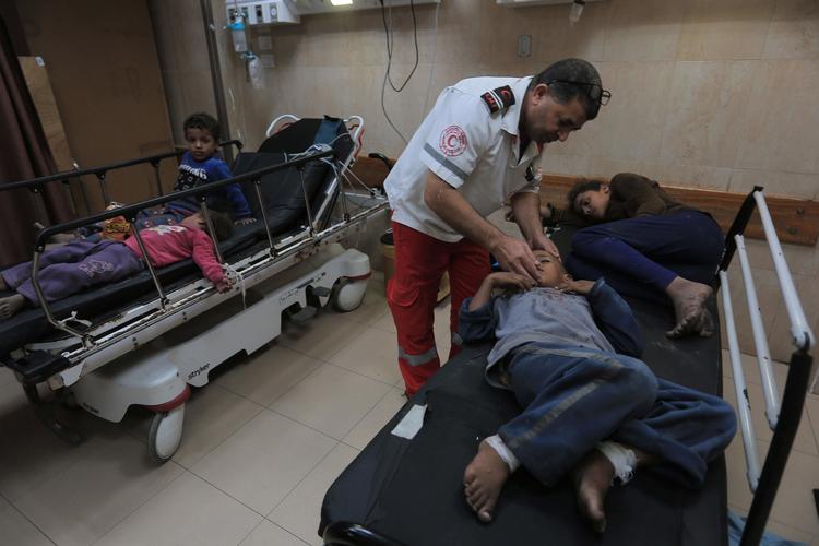 Seks medlemmer af samme familie er dræbt ved et israelsk raketangreb, mens flere andre behandles på sygehuset i Gaza. Foto: Ashraf Amra/Ritzau Scanpix