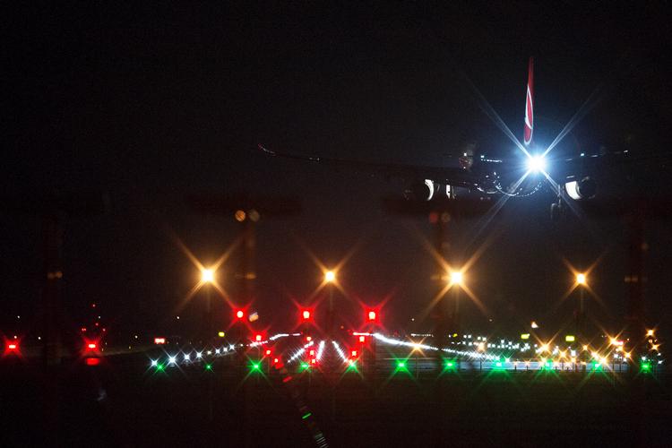 Alle landingsbaner i en lufthavn er forsynet med rækker af lysarmaturer, der hjælper piloterne. I mindst fire tilfælde siden september 2018 er der blevet fundet stykker af disse armaturer på banerne, og i et enkelt tilfælde har et fly ramt et af dem, viser et internt notat. Foto: Thomas Borberg/POLFOTO