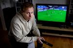 Nikolaj Sten Møller er en af de tv-seere, der bliver ramt af, at YouSee og Discovery ikke kan blive enige om en tv-aftale. Fra nytåret er Discoverys kanaler ikke en del af YouSees tilbud, og det er et problem for særligt de mange fodboldfans. 
   Foto: Finn Frandsen/POLFOTO