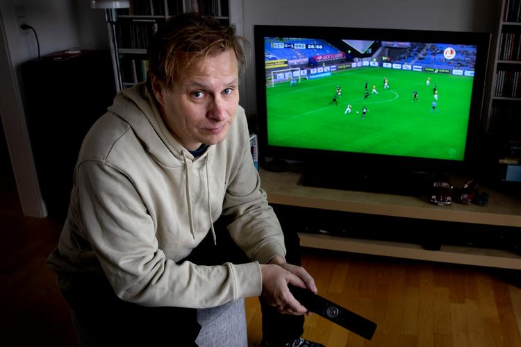 Nikolaj Sten Møller er en af de tv-seere, der bliver ramt af, at YouSee og Discovery ikke kan blive enige om en tv-aftale. Fra nytåret er Discoverys kanaler ikke en del af YouSees tilbud, og det er et problem for særligt de mange fodboldfans. 
   Foto: Finn Frandsen/POLFOTO