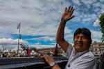 Bolivias ekspræsident, Evo Morales, vinker efter at være blevet budt velkommen af borgmesteren for Mexico City. Foto: PEDRO PARDO / AFP
   Foto: Pedro Pardo/Ritzau Scanpix
