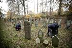 
    På årsdagen for Krystalnatten blev mere end 80 gravsten overhældt med maling på den jødiske gravplads Østre Kirkegård i Randers. Her fjernes malingen.
   Foto: Jens Dresling/POLFOTO