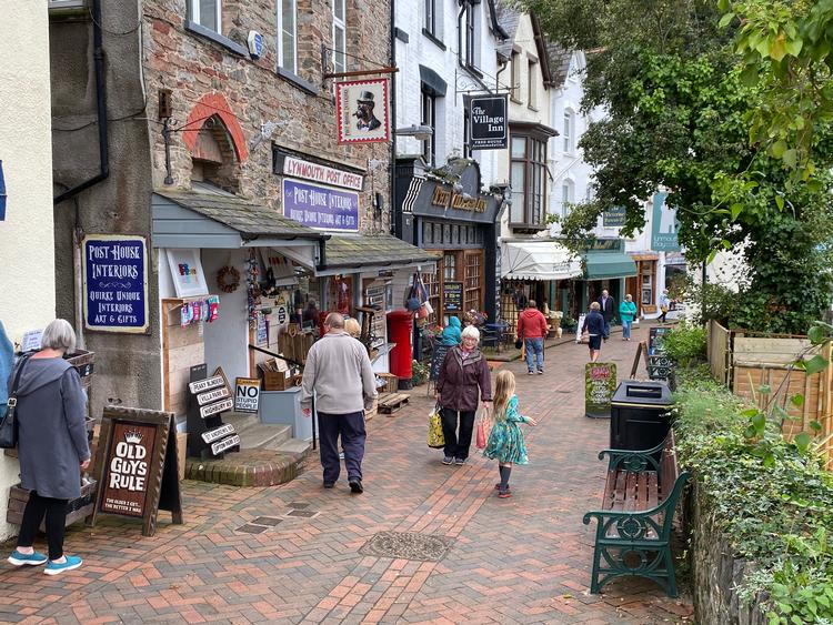 . Der findes en række hyggelige småbyer med pubber og tehuse i Exmoor. Her fiskerlejet Lynmouth, der vender sig mod havet i et svøb af grønne skråninger.  Foto: Kristoffer Flakstad