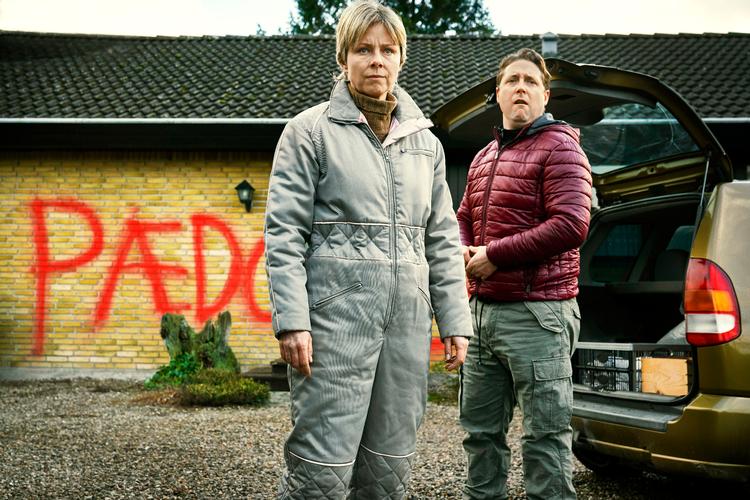 Lene Maria Christensen (Bibi) og Jesper Riefensthal (Tom) ses her i en scene fra 'Fred til lands'.  Foto: Tine Harden/DR