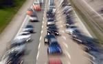De Grønne i Tytskland beskylder regeringen for at belaste borgernes sundhed og skabe køer som her på A8 i Sydtyskland, fordi den ikke vil indføre en generel hastighedsbegrænsning på motorveje. Foto: REUTERS/Michael Dalder
   Foto: Michael Dalder/Ritzau Scanpix
