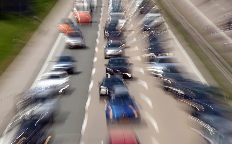 De Grønne i Tytskland beskylder regeringen for at belaste borgernes sundhed og skabe køer som her på A8 i Sydtyskland, fordi den ikke vil indføre en generel hastighedsbegrænsning på motorveje. Foto: REUTERS/Michael Dalder
   Foto: Michael Dalder/Ritzau Scanpix