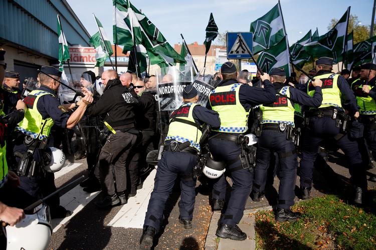 
  Typisk for de mennesker, der følger Den Nordiske Modstandsbevægelse, gælder det, at de også har et meget traditionelt familiesyn. Kvinderne skal hjem til kødgryderne, selv om de er veluddannede, og mændene er de offentlige figurer udadtil. Her ses en nazistisk demonstration i Göteborg. Foto: Thomas Borberg/POLFOTO