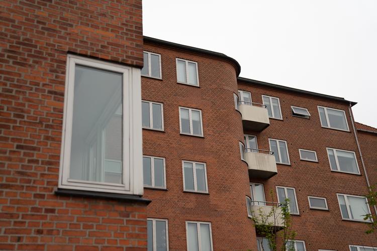 På Frederiksberg har pensionskassen PFA købt ejendomskomplekset Boldparken. En stor del af lejlighederne med nye lejere moderniseres og huslejen skrues op til  det dobbelte. Det er beboerne vrede over... 
   Foto: Andreas Merrald/POLFOTO