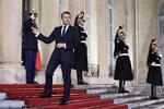 Denne vej, viser præsident Macron. Men i disse dage går millioner af franskmænd den modsatte vej, og præsidenten har det svært internationalt.
    
   Foto: Ludovic Marin/Ritzau Scanpix