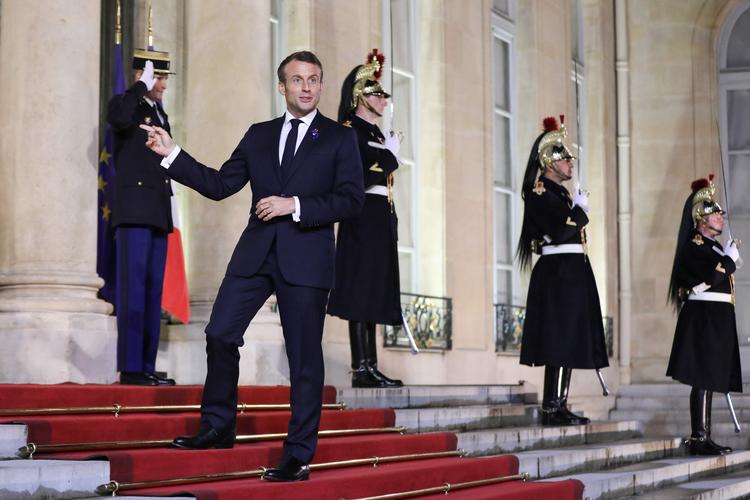Denne vej, viser præsident Macron. Men i disse dage går millioner af franskmænd den modsatte vej, og præsidenten har det svært internationalt.
    
   Foto: Ludovic Marin/Ritzau Scanpix