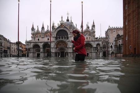 Ikke siden 1966 har tidevandet nået et højere punkt i den ikoniske, italienske by Venedig, der er et yndet turistmål for millioner af rejsende hvert år.  Foto: Marco Bertorello/Ritzau Scanpix