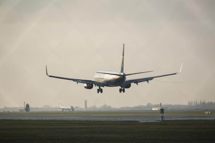 Københavns Lufthavnen har i mere end et år haft problemer med lysarmaturer, som river sig løs og ligger på start- og landingsbaner. Foto: Nima Taheri Foto: Nima Taheri/POLFOTO