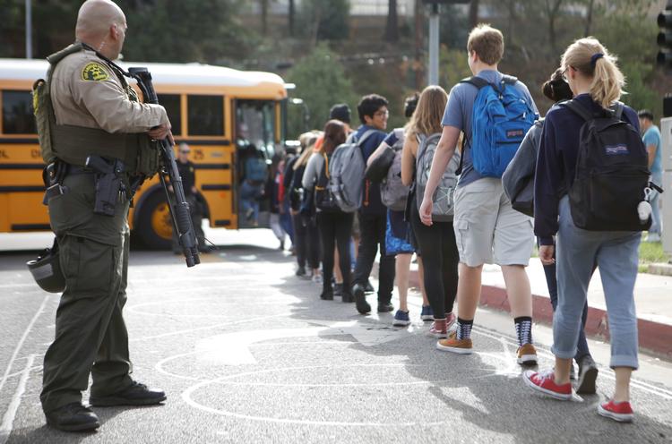 Skoleelever evakueres fra Saugus High School i Santa Clarita, Californien. To elever blev dræbt og fire blev såret. Den ene af dem var gerningsmanden.  Foto: Mario Tama/Ritzau Scanpix