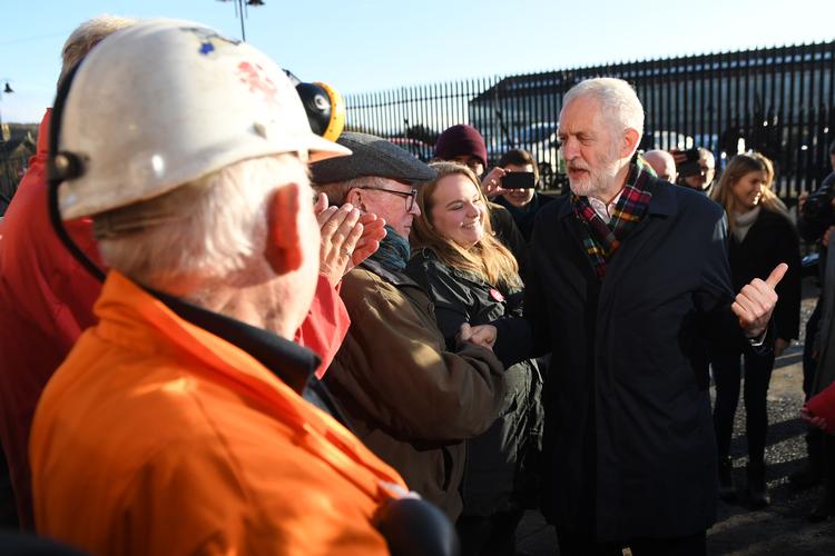 Labours leder, Jeremy Corbyn, taler med partistøtter på et valgmøde torsdag. Corbyn har længe været anklaget for at se igennem fingre med antisemitisme i sit parti. Nu reagerer 24 kulturpersonligheder med en boykot. Foto: Andy Buchanan/Ritzau Scanpix