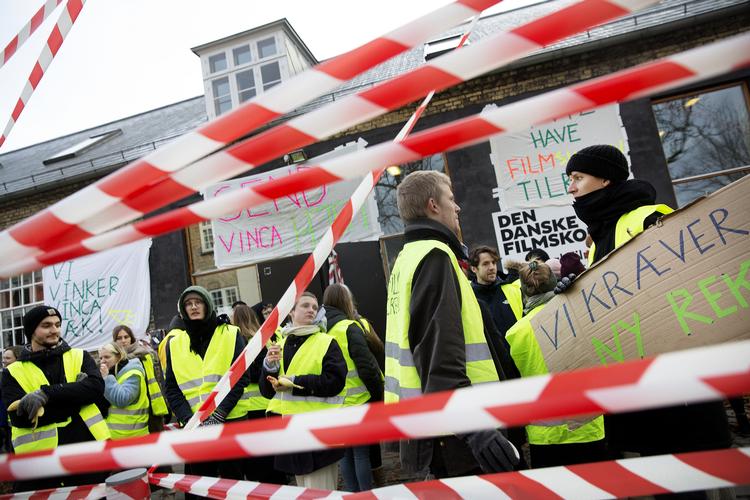 Elever fra Filmskolen, da de demonstrerede over hjemsendelsen af Arne Bro.
   Foto: Thomas Borberg/POLFOTO