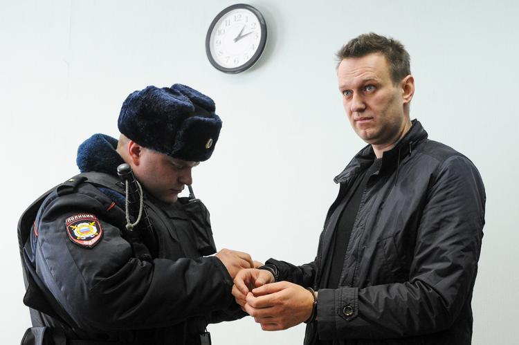 Det officielle Rusland har forsøgt at ignorere Aleksej Navalnij (th.), Ruslands førende oppositionspolitiker. Men så gjorde et nyhedsbureau en undtagelse. Pavel Golovkin/AP Foto: Str/AP