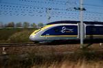 Et tog fra højhastighedsselskabet Eurostar høvler af sted på franske skinner ikke langt fra byen Seclin.   Foto: Pascal Rossignol/Ritzau Scanpix