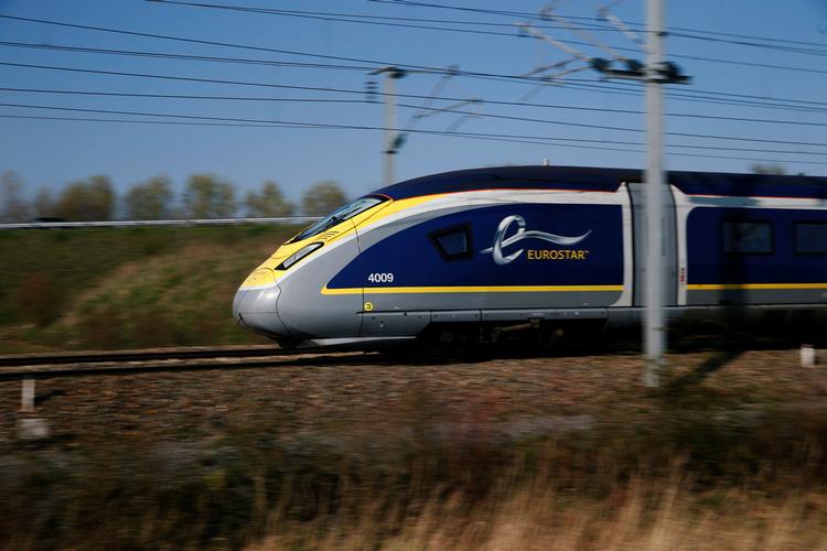 Et tog fra højhastighedsselskabet Eurostar høvler af sted på franske skinner ikke langt fra byen Seclin.   Foto: Pascal Rossignol/Ritzau Scanpix