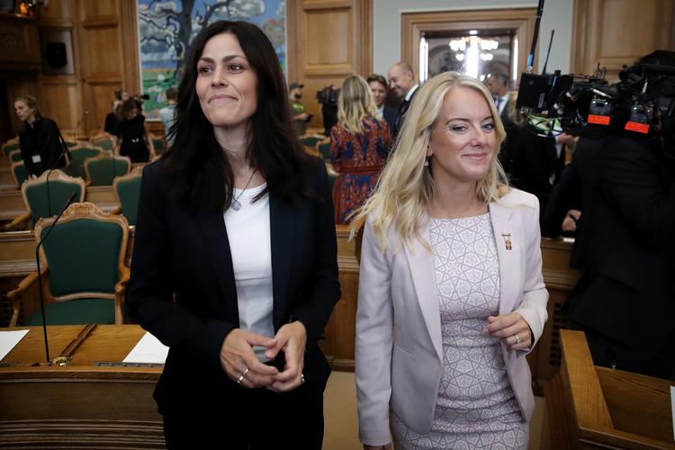 Mette Thiesen (tv), som her ses med sin partiformand Pernille Vermund  at slette et facebookopslag, hvor hun omtaler fitnessinstruktøren Mahmoud Loubani som 'terroristsympatisør'. Foto: Jens Dresling/POLFOTO
