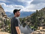 På toppen af Rocky Mountains spejler træerne sig i det blikstille vand i søen. Her kan man nyde stilheden og udsigten.  Foto: Morten Wilhelm Scholz