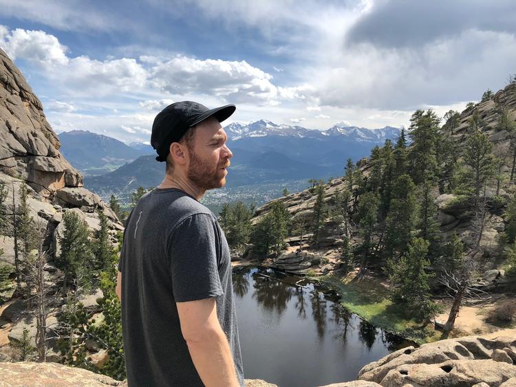 På toppen af Rocky Mountains spejler træerne sig i det blikstille vand i søen. Her kan man nyde stilheden og udsigten.  Foto: Morten Wilhelm Scholz