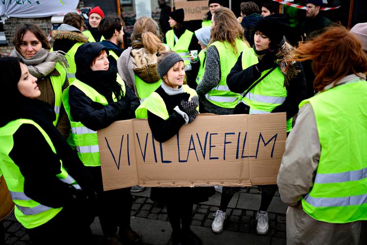 Elever fra Filmskolens kræver skolen lukket, indtil rektor er fyret. Deres vrede bunder i en længerevarende konflikt med rektor og blev udløst af fyringen af Arne Bro.   Foto: Philip Davali/Ritzau Scanpix