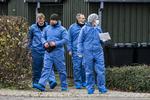 Politi og teknikere fotograferet tidligere i dag, hvor de arbejdede i Kundby efter fundet af de to dræbte kvinder.  Foto: Martin Sylvest/Ritzau Scanpix