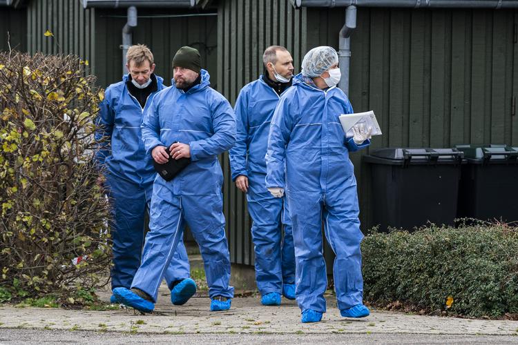 Politi og teknikere fotograferet tidligere i dag, hvor de arbejdede i Kundby efter fundet af de to dræbte kvinder.  Foto: Martin Sylvest/Ritzau Scanpix