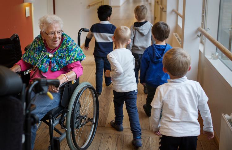 Klasseforskelle kan også være knyttet til alder, men hvor man i efterkrigstiden skulle beundre de ældre – ofte mænd – kan børn i dag live ældre op, for eksempel når de kommer på besøg på plejehjemmet. 
 Arkivfoto Emma Sejersen