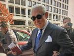 Roger Stone forlader retten, efter at han er blevet kendt skyldig i syv anklagepunkter.  Foto: Kevin Fogarty/Ritzau Scanpix