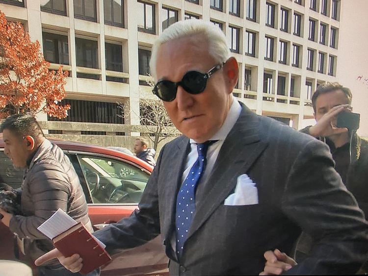 Roger Stone forlader retten, efter at han er blevet kendt skyldig i syv anklagepunkter.  Foto: Kevin Fogarty/Ritzau Scanpix