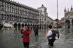 
Fra onsdagens oversvømmelse, hvor turister kunne få et ganske særligt foto stående i vand på Markuspladsen. Nu har endnu et højvande ramt Venedig, og det har tvunget bystyret til at lukke den populære plads.  Foto: Marco Bertorello/Ritzau Scanpix