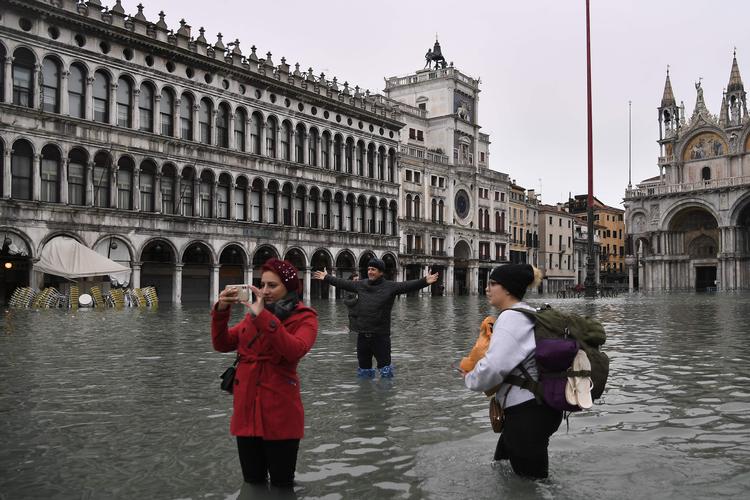 
Fra onsdagens oversvømmelse, hvor turister kunne få et ganske særligt foto stående i vand på Markuspladsen. Nu har endnu et højvande ramt Venedig, og det har tvunget bystyret til at lukke den populære plads.  Foto: Marco Bertorello/Ritzau Scanpix