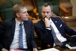 Dansk Folkepartis Kristian Thulesen Dahl og Venstres Jakob Ellemann-Jensen fotogrferet under 
spørgetimen med statsministeren tidligere på ugen. 
   Foto: Jens Dresling/POLFOTO