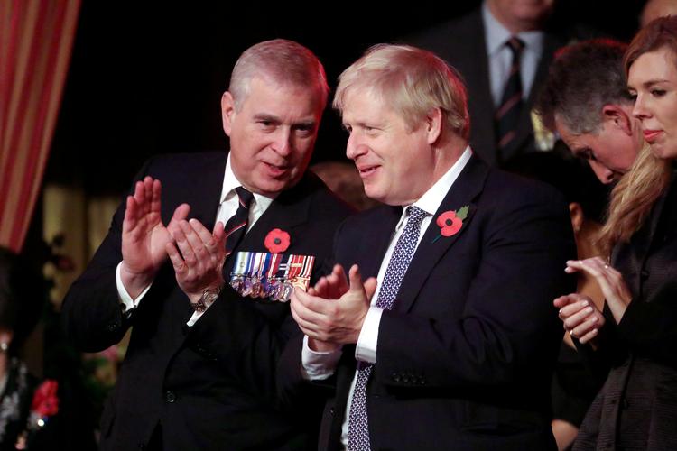 
    Britiske prins Andrew var sammen med premierminister Boris Johnson til konsert i  november i år. Chris Jackson/Pool via REUTERS
   Foto: Pool/Ritzau Scanpix