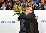 Tidligere næstformand Kristian Jensen hyldes ved Venstres landsmøde i Herning Kongrescenter. Hovedet, du ikke kan se, tilhører partiets formand Jakob Ellemann- Jensen.  Foto: Henning Bagger/Ritzau Scanpix