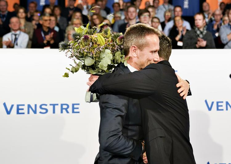 Tidligere næstformand Kristian Jensen hyldes ved Venstres landsmøde i Herning Kongrescenter. Hovedet, du ikke kan se, tilhører partiets formand Jakob Ellemann- Jensen.  Foto: Henning Bagger/Ritzau Scanpix