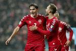 Danmarks Robert Skov har scoret til 1-0 og jubler med Christian Eriksen. Sepp Piontek efterlyser mere spræl og friske kommentarer uden for banen. 
   Foto: Jens Dresling/POLFOTO